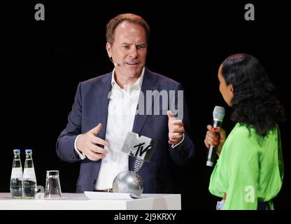 24. Mai 2022, Nordrhein-Westfalen, Düsseldorf: Stephan Keller (CDU), Oberbürgermeister von Düsseldorf, spricht neben Hadnet Tesfai, TV-Moderator, über die Europe Music Awards. Der Musiksender MTV wird in diesem Jahr die Europe Music Awards (EMA) in Düsseldorf vergeben. Die EMA-Trophäe wird am 13. November 2022 vom PSD Bank Dome in Düsseldorf ausgestrahlt. (An dpa/lnw: 'MTV vergibt Europa-Musikpreise in Düsseldorf') Foto: Oliver Berg/dpa Stockfoto