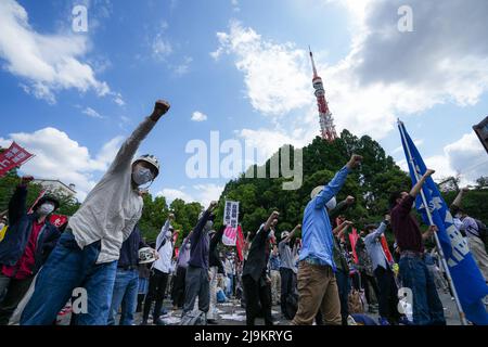 Tokio, Japan. 22.. Mai 2022. Demonstranten versammeln sich im Shiba Park, um gegen den bevorstehenden Gipfel zwischen den USA und Japan und den Gipfel des Quadrilateralen Sicherheitsdialogs (Quad) in Tokio, Japan, 22. Mai 2022, zu demonstrieren. Quelle: Zhang Xiaoyu/Xinhua/Alamy Live News Stockfoto