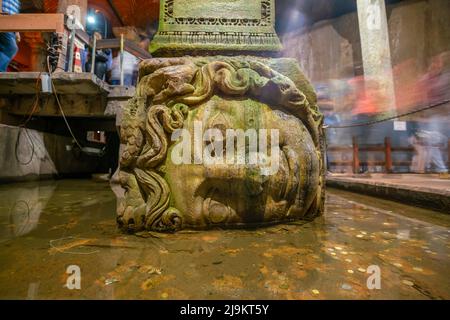 Die Säule mit invertierter Medusa-Kopfbasis in der Basilica-Zisterne in Istanbul, Türkei Stockfoto