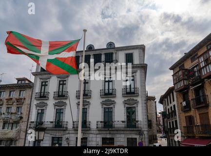Lekeitio, Spanien - 4. Mai 2022: Innenstadt von Lekeitio mit historischen Gebäuden und der Flagge des Baskenlandes Stockfoto