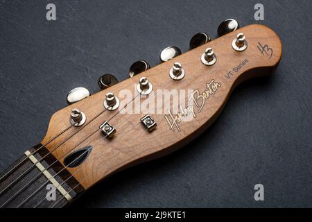 Carrara, Italien - 24. Mai 2022 - Headstock einer Harley Benton Gitarre mit Vintage Mechaniken Stockfoto