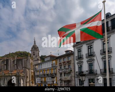 Lekeitio, Spanien - 4. Mai 2022: Innenstadt von Lekeitio mit historischen Gebäuden und der Flagge des Baskenlandes Stockfoto