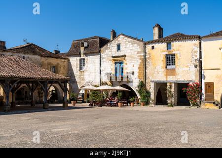 Monpazier, Frankreich - 11. Mai 2022: Blick auf den Place des Cornieres im historischen Stadtzentrum von Monpazier Stockfoto