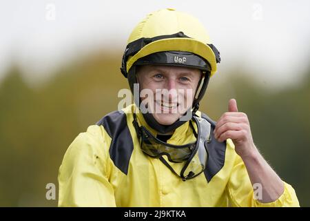 Datei-Foto vom 17-10-2020 von Tom Marquand feiert den Gewinn des Qipco Champion Stakes auf Addeybb auf der Ascot Racecourse. Tom Marquand brummt „absolut“ über die Aussicht, am Donnerstag in Sandown bei den Coral Brigadier Gerard Stakes mit Addeybb wiedervereint zu werden. Ausgabedatum: Dienstag, 24. Mai 2022. Stockfoto