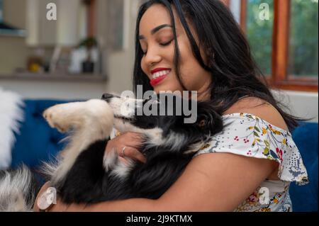 Frau, die viel Zeit mit ihrem Hund Stockfoto