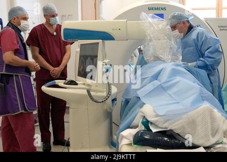 Der Duke of Cambridge (2. links) beobachtet das Verfahren der robotischen Mikrowellenablation während seines Besuchs im Royal Marshden Hospital, London, um mehr über einige der innovativen Arbeiten zu erfahren, die das Royal Marshden derzeit zur Verbesserung der Krebsdiagnose und -Behandlung durchführt. Bilddatum: Dienstag, 24. Mai 2022. Stockfoto