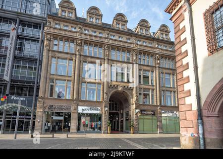 Neumarkt Eingang zur historischen Madler Passage - eine Gegend mit Geschäften, Bars, Büros und Restaurants im Zentrum von Leipzig Stockfoto