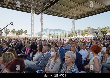 23. Mai 2022, Palermo, Sizilien, Italien: Vor dreißig Jahren tötete die sizilianische Mafia Richter Giovanni Falcone mit einer Bombe in Capaci, unter der Autobahn, die den Flughafen mit dem Zentrum von Palermo verband...Anti-Mafia-Strafverfolgungsrichter Falcone, seine Frau, Frau, Und drei Mitglieder seiner Polizeieskorte, Rocco Di Cillo, Vito Schifani und Antonio Montinaro, waren killed...Commemorazione des Massakers von Capaci im Foro Italiaco di Palermo, Sizilien (Foto: © Victoria Herranz/ZUMA Press Wire) Stockfoto