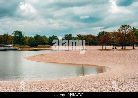 Schöne Aussicht auf Bundek See und blauer Himmel mit Wolken. Zagreb, Kroatien. Stockfoto