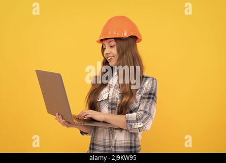 Zu beschäftigt. Glückliche Kinderarbeiter tragen Hardhut. Kindheit Online-Bildung. Glückliche Tag der Arbeit. Stockfoto