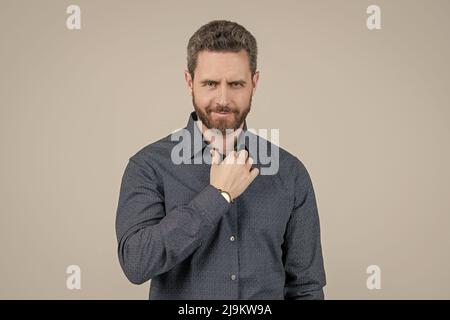 Lässiger Auftritt ohne Krawatte. Bärtiger Mann trägt Hemd. Elegant und lässig Stockfoto