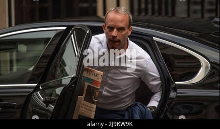 Downing Street, London, Großbritannien. 24 Mai 2022. Dominic Raab MP, stellvertretender Premierminister, Lordkanzler, Staatssekretär für Justiz, in der Downing Street zu wöchentlichen Kabinettssitzung. Quelle: Malcolm Park/Alamy Live News. Stockfoto