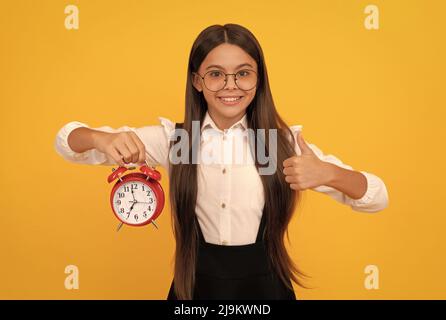 Guten Morgen. Pünktlichkeit. Letzte Chance. Daumen hoch. Pünktlich teen Mädchen Überprüfung Zeit. Stockfoto