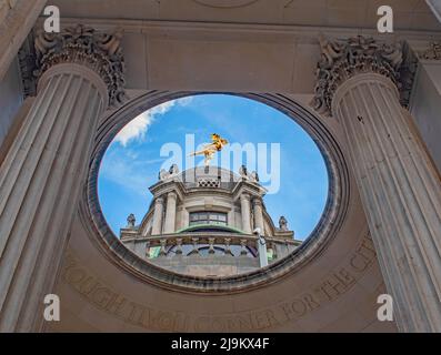 Die vergoldete Bronzefigur von Ariel auf der Bank of England in London im Tivoli Corner Stockfoto