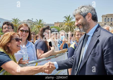 Palermo, Sizilien, Italien. 23.. Mai 2022. Vor dreißig Jahren tötete die sizilianische Mafia Richter Giovanni Falcone mit einer Bombe in Capaci, unter der Autobahn, die den Flughafen mit dem Zentrum von Palermo verband. Anti-Mafia-Strafrichter Falcone, seine Frau, Und drei Mitglieder seiner Polizeieskorte, Rocco Di Cillo, Vito Schifani und Antonio Montinaro, waren killed.Commemorazione des Massakers von Capaci im Foro Italico di Palermo, Sizilien.ROBERTO FICO, Präsident der italienischen Abgeordnetenkammer (Foto: © Victoria Herranz/ZUMA Press Wire) Stockfoto