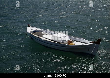 Landschaft mit Panoramablick auf ein griechisches Fischerboot aus Holz auf den Gewässern von Nafplio in Argolis, Griechenland. Stockfoto