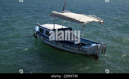 Landschaft mit Panoramablick auf ein griechisches Fischerboot aus Holz auf den Gewässern von Nafplio in Argolis, Griechenland. Stockfoto