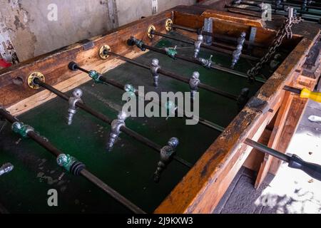 Alter Tischfußball oder Kicker-Tisch Stockfoto