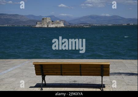 Landschaft mit Panoramablick auf Bourtzi, das venezianische Schloss im Renaissance-Stil und das historische Wahrzeichen von Nafplio in Argolis, Peloponnes, Griechenland. Stockfoto