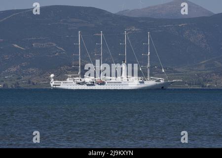 Panoramablick auf die MSY Wind Star, eine viermastige Motorsegelyacht und ein modernes Kreuzschiff von Windstar Cruises auf den Gewässern von Nafplio in Griechenland. Stockfoto