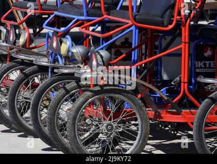 Landschaft mit malerischer Sicht auf blau und rot Sightseeing Touren Sie mit dem Fahrrad am Hafen von Nafplio in Argolis, Griechenland. Stockfoto