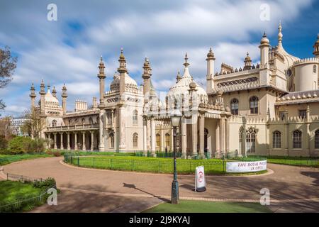 Der Royal Pavilion, auch bekannt als Brighton Pavilions, ist eine ehemalige königliche Residenz der Klasse I, die sich an der Grand Parade in Brighton befindet. Der pa Stockfoto