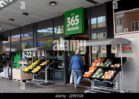 Kopenhagen/Dänemark/24 Mai 2022/.365 Discounter Lebensmittelgeschäft in der dänischen Hauptstadt Kopenhagen. (Foto..Francis Dean/Dean Picturs) Stockfoto