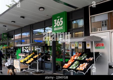 Kopenhagen/Dänemark/24 Mai 2022/.365 Discounter Lebensmittelgeschäft in der dänischen Hauptstadt Kopenhagen. (Foto..Francis Dean/Dean Picturs) Stockfoto