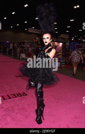 Teilnehmer an der Rupaul DragCon 2022, Tag 2, die am Samstag, 14. Mai 2022, im LA Convention Center in Los Angeles, Kalifornien, stattfand. Foto von Jeffrey Stockfoto