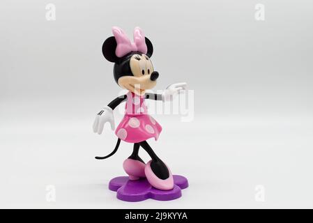 Bologna - Italien - 19. April 2022: Minnie Mouse Actionfigur-Anzeige auf weißem Hintergrund Stockfoto