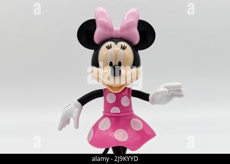 Bologna - Italien - 19. April 2022: Minnie Mouse Actionfigur-Anzeige auf weißem Hintergrund Stockfoto