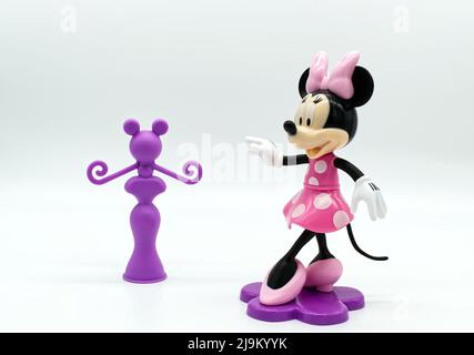 Bologna - Italien - 19. April 2022: Minnie Mouse Actionfigur-Anzeige auf weißem Hintergrund Stockfoto