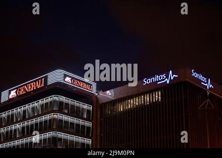 Madrid, Spanien. 23.. Mai 2022. Die Logos der italienischen Versicherungsgesellschaft Generali (L) und des größten spanischen Gesundheitsunternehmens Sanitas (R) sind auf den Gebäuden in Spanien zu sehen. (Foto: Xavi Lopez/SOPA Images/Sipa USA) Quelle: SIPA USA/Alamy Live News Stockfoto