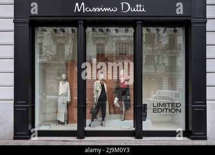 Madrid, Spanien. 23.. Mai 2022. Spanische Bekleidungshersteller und Marke Massimo Dutti Store in Spanien. (Foto: Xavi Lopez/SOPA Images/Sipa USA) Quelle: SIPA USA/Alamy Live News Stockfoto