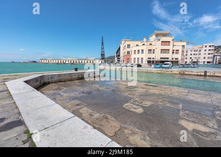 Station der Küstenwache auf der Piazza Duca degli Abruzzi Luigi Amedeo am Eingang zum Canal Grande am Meer am Golf von Triest, an der Adria, Triest Stockfoto