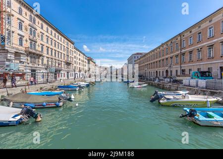 Festfahrene Boote im Canal Grande di Trieste, dem Grand Canal in Triest mit Ponte Rosso und der neoklassizistischen Kirche Sant Antonio Taumaturgo (Mitte hinten) Stockfoto