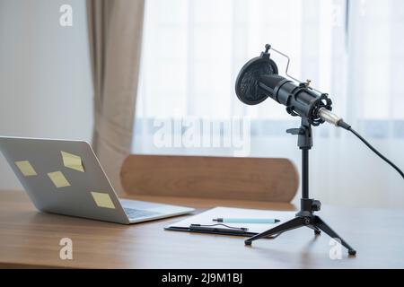 Verwenden des Kondensatormikrofons für die Podcast-Erstellung, Nahaufnahme. Stockfoto