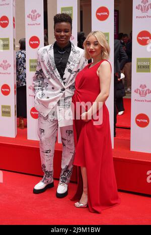 Nicola Adams und Ella Baig nehmen an den achtzehnten Prince's Trust Awards im Theatre Royal, London, Teil. Bilddatum: Dienstag, 24. Mai 2022. Stockfoto