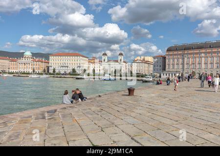 Molo Audace - ein 200m Stein Pier in aquamarinem Adriatischen Meer, Golf von Triest, Hafen direkt am Meer Triest, Italien Stockfoto