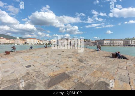 Molo Audace - ein 200m Stein Pier in aquamarinem Adriatischen Meer, Golf von Triest, Hafen direkt am Meer Triest, Italien Stockfoto