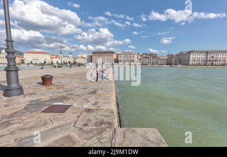 Molo Audace - ein 200m Stein Pier in aquamarinem Adriatischen Meer, Golf von Triest, Hafen direkt am Meer Triest, Italien Stockfoto