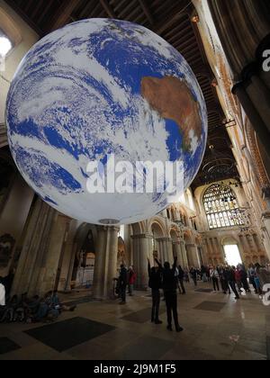 Rochester, Kent, Großbritannien. 24.. Mai 2022. Luke Jerrams 'Gaia'-Kunstwerk - eine detaillierte Nachbildung des Planeten Erde - wurde in der Rochester Cathedral in Kent installiert. Sie wurde heute der Öffentlichkeit zugänglich gemacht und ist bis zum 12. Juni zu sehen. Kredit: James Bell/Alamy Live Nachrichten Stockfoto