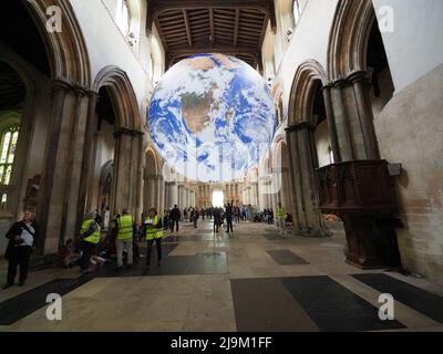 Rochester, Kent, Großbritannien. 24.. Mai 2022. Luke Jerrams 'Gaia'-Kunstwerk - eine detaillierte Nachbildung des Planeten Erde - wurde in der Rochester Cathedral in Kent installiert. Sie wurde heute der Öffentlichkeit zugänglich gemacht und ist bis zum 12. Juni zu sehen. Kredit: James Bell/Alamy Live Nachrichten Stockfoto