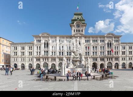 Rathaus oder Palazzo del Municipio di Trieste, auf der Piazza Unita d'Italia, dem Hauptplatz mit dem Brunnen Fontana dei Quattro Continenti in Triest, Italien Stockfoto