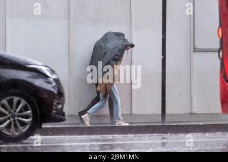 London, Großbritannien. 24 Mai 2022. UK Wetter : Menschen in einem plötzlichen und sehr schweren Regenguss von Donner und Blitz in Southwark voraus gefangen. Für den Rest des Tages wird in der Hauptstadt eine weiterhin gemischte Lage prognostiziert. Kredit: Stephen Chung / Alamy Live Nachrichten Stockfoto