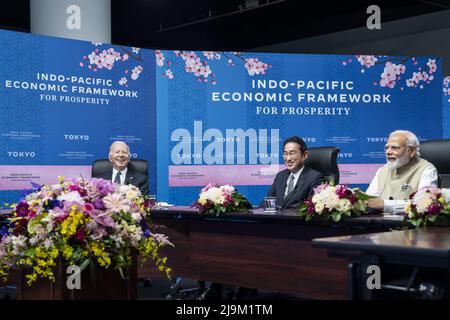 Tokio, Japan. 24.. Mai 2022. Der US-Präsident Joe Biden, der japanische Premierminister Fumio Kishida und der indische Premierminister Narendra Modi nehmen am Montag, dem 23. Mai 2022, an der Eröffnungsveranstaltung des Indo-Pacific Economic Framework (IPEF) in Tokio, Japan, Teil. Foto über das Weiße Haus/UPI Credit: UPI/Alamy Live News Stockfoto