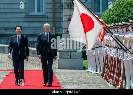 Tokio, Japan. 24.. Mai 2022. Der Präsident der Vereinigten Staaten, Joe Biden, rechts, und der japanische Premierminister Fumio Kishida, gingen am Montag, den 23. Mai 2022, während einer Begrüßungszeremonie im Akasaka Palace-Gästehaus in Tokio, Japan, nach links. Foto über das Weiße Haus/UPI Credit: UPI/Alamy Live News Stockfoto