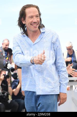 Cannes, Frankreich. 24.. Mai 2022. Die französische Schauspielerin Reda Kateb nimmt am Dienstag, den 24. Mai 2022, an dem Photo-Call für unsere Brüder im Palais des Festivals bei den Filmfestspielen in Cannes 75. Teil. Foto von Rune Hellestad/ Credit: UPI/Alamy Live News Stockfoto
