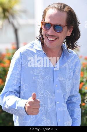 Cannes, Frankreich. 24.. Mai 2022. Die französische Schauspielerin Reda Kateb nimmt am Dienstag, den 24. Mai 2022, an dem Photo-Call für unsere Brüder im Palais des Festivals bei den Filmfestspielen in Cannes 75. Teil. Foto von Rune Hellestad/ Credit: UPI/Alamy Live News Stockfoto