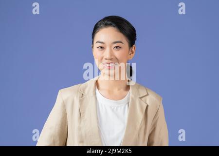 Foto von selbstbewussten Freiberufler Dame gekreuzte Arme tragen khaki Anzug isoliert lila Farbe Hintergrund Stockfoto